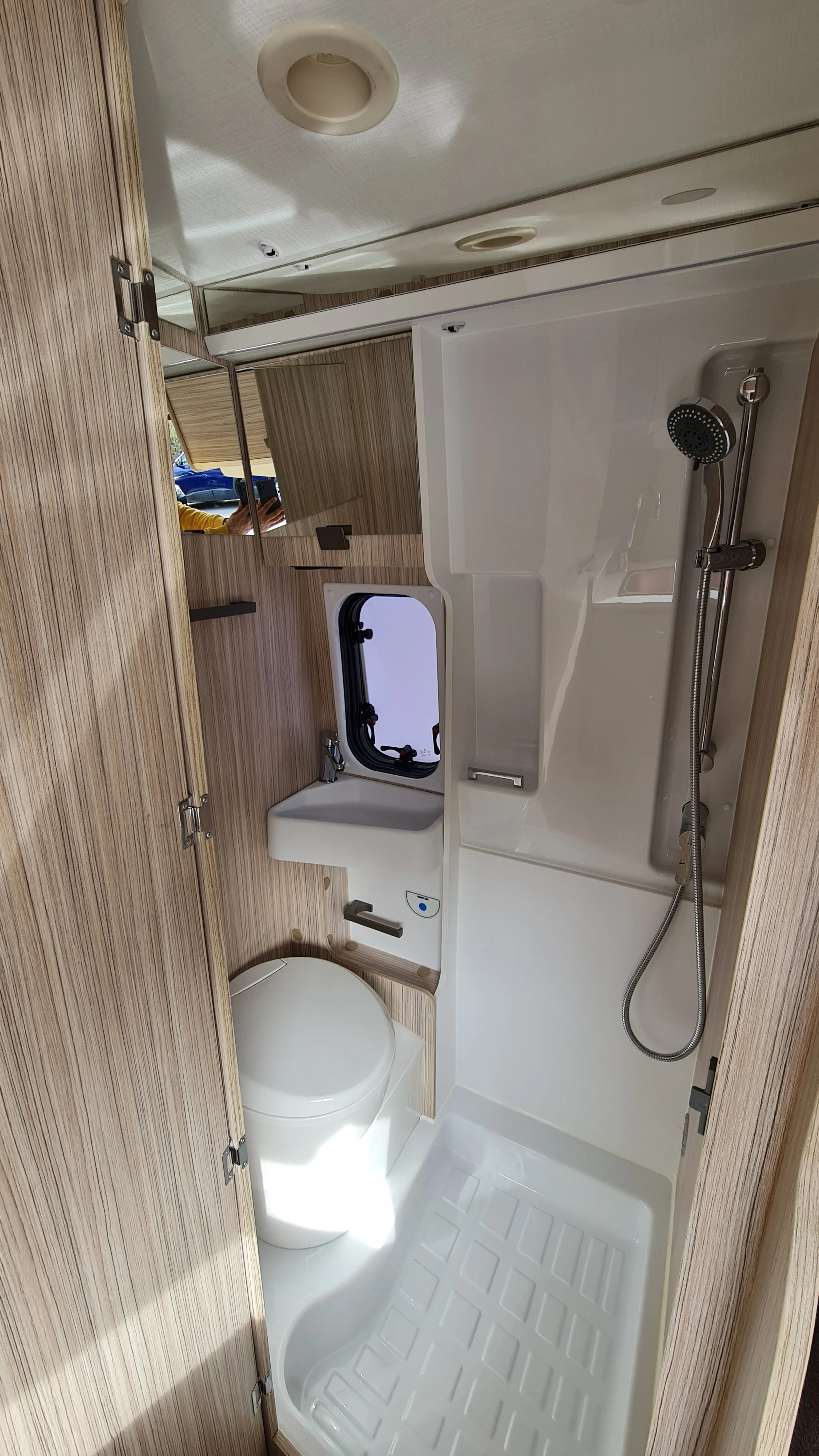 Plat de dutxa i lavabo del bany de l'Elnagh E-Van 5
