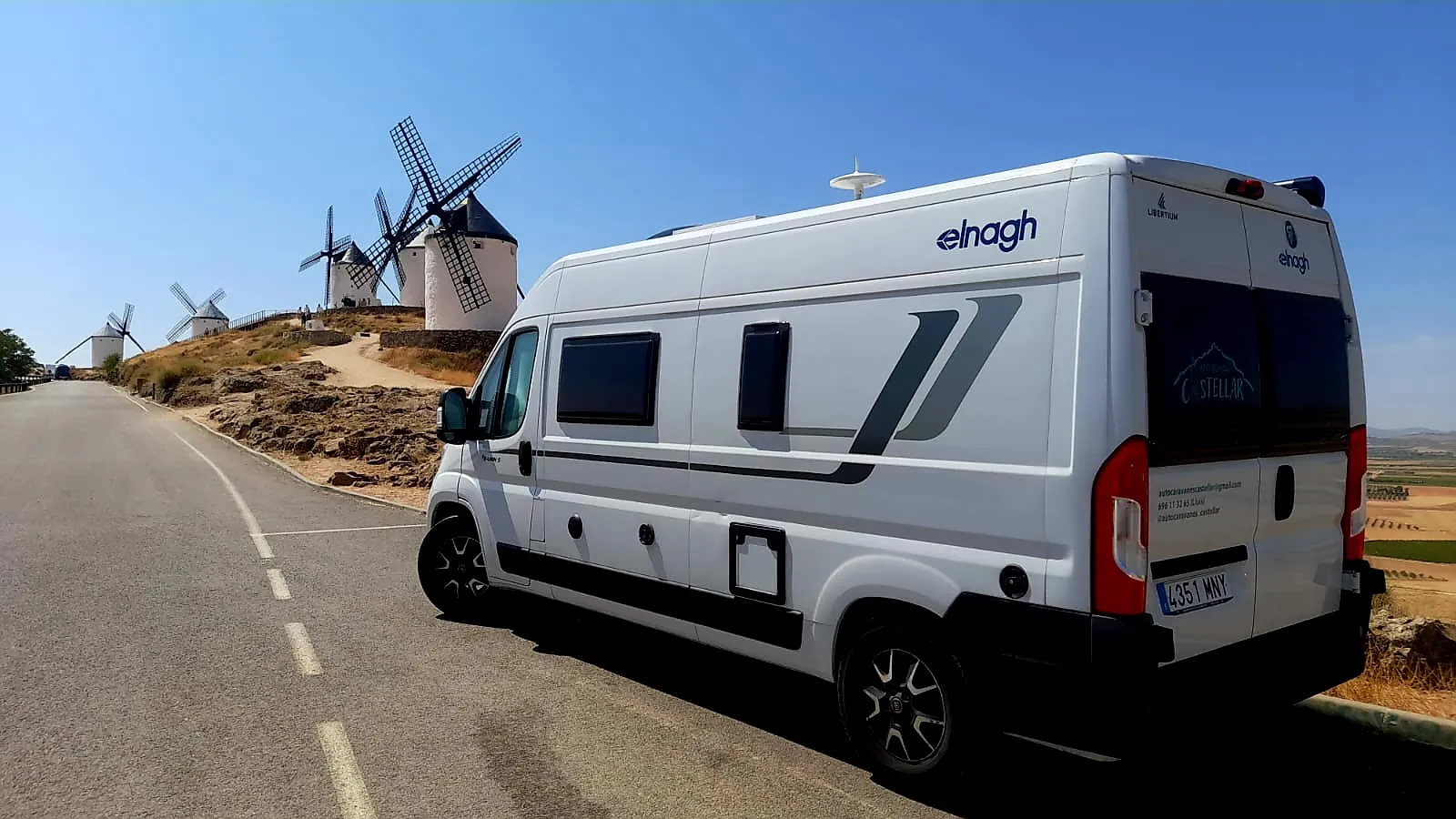 Elnagh E-Van 5 aparcada al costat d'uns molins de vent