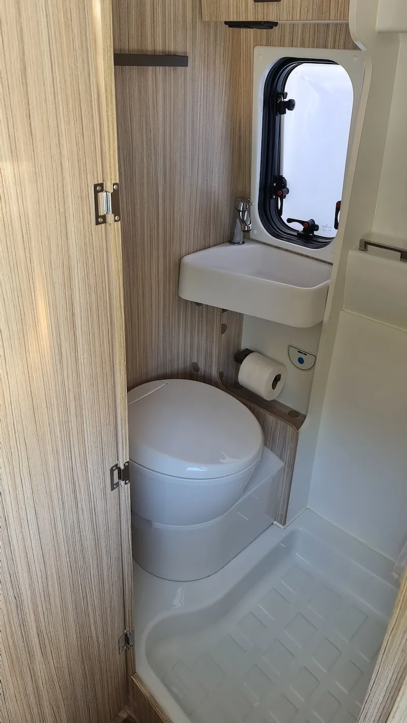 Bany de l'Elnagh E-Van 5 amb WC i finestra