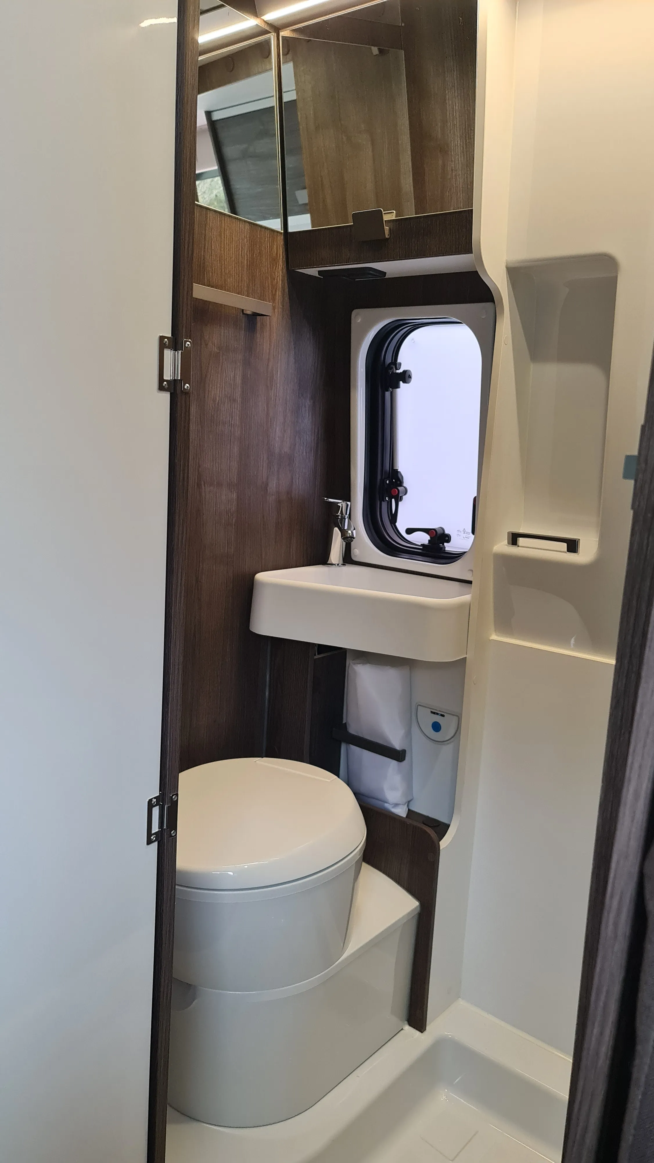 Bany de la Benimar Benivan 120 ES amb WC, lavabo i finestra