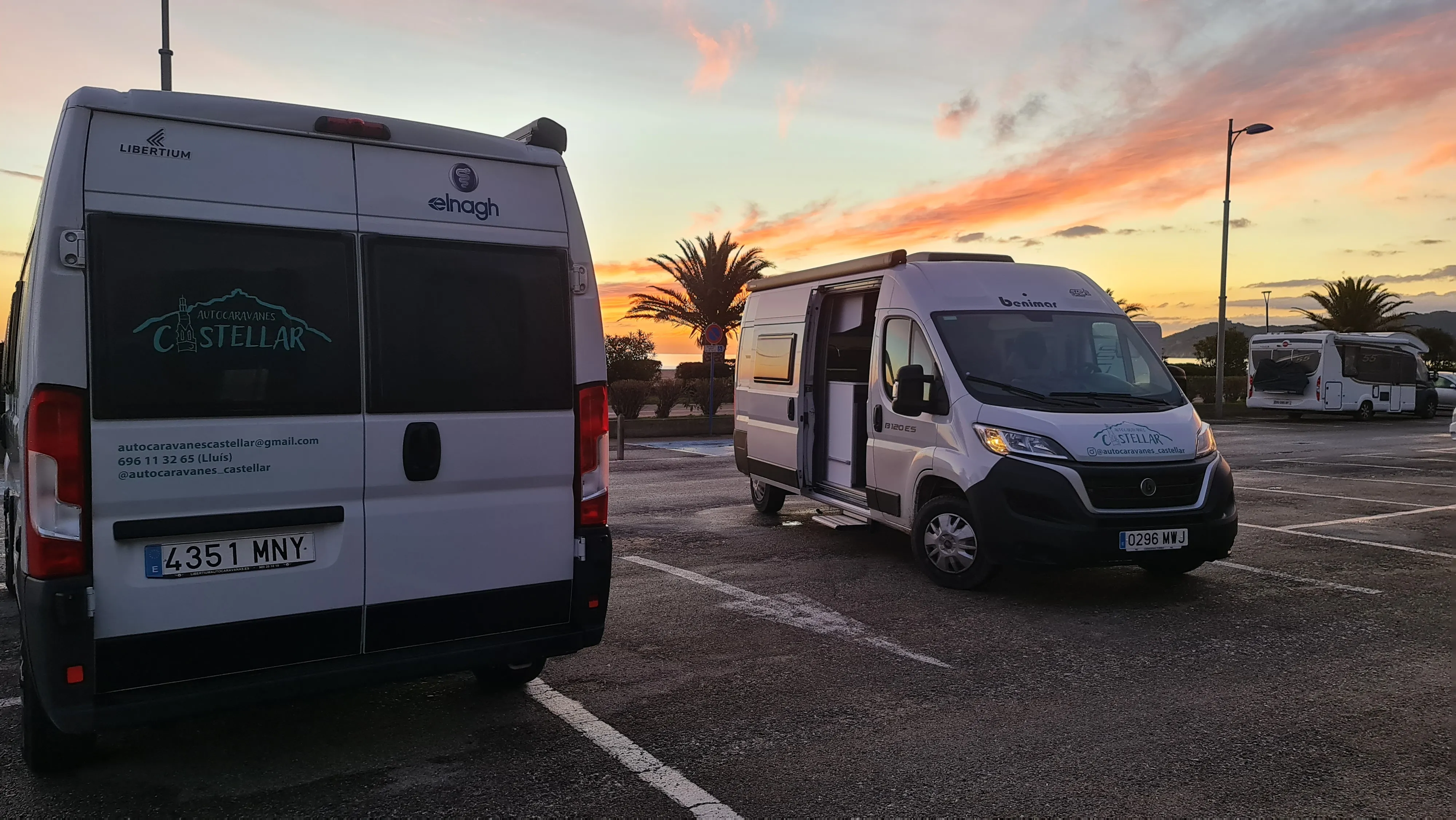 Una Elnagh E-Van 5 i una Benimar Benivan 120 ES aparcades en una àrea d'autocaravanes a la sortida del sol