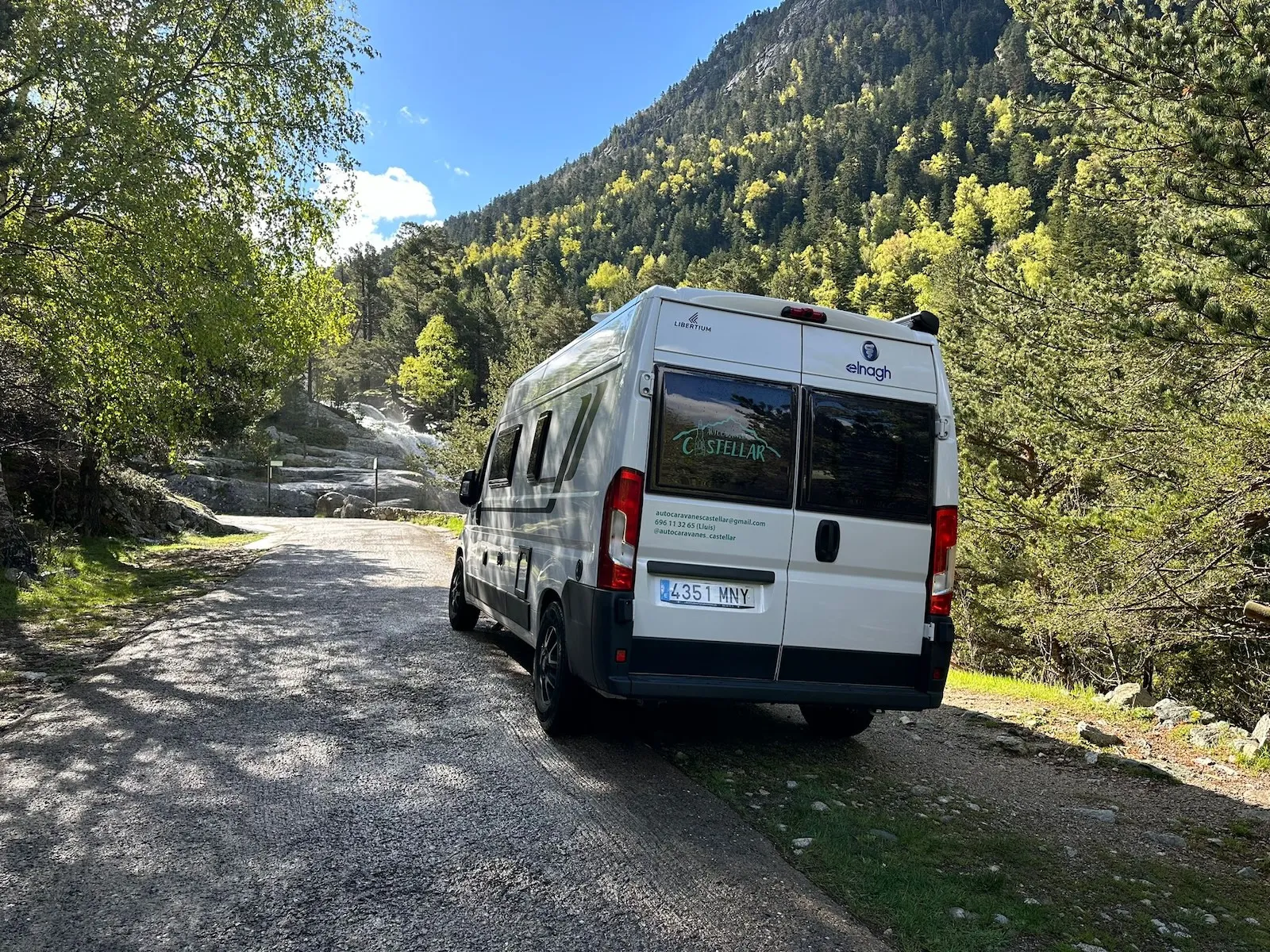 Part del darrere de l'Elnagh E-Van 5 en un camí de muntanya entre boscos