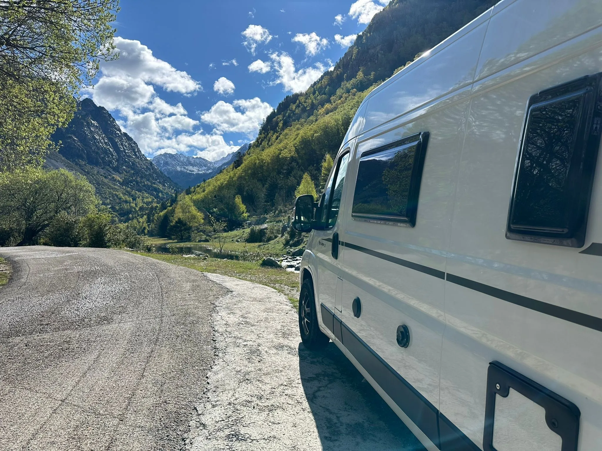 Vall de muntanya amb cims al fons, vista des del lateral de l'Elnagh E-Van 5
