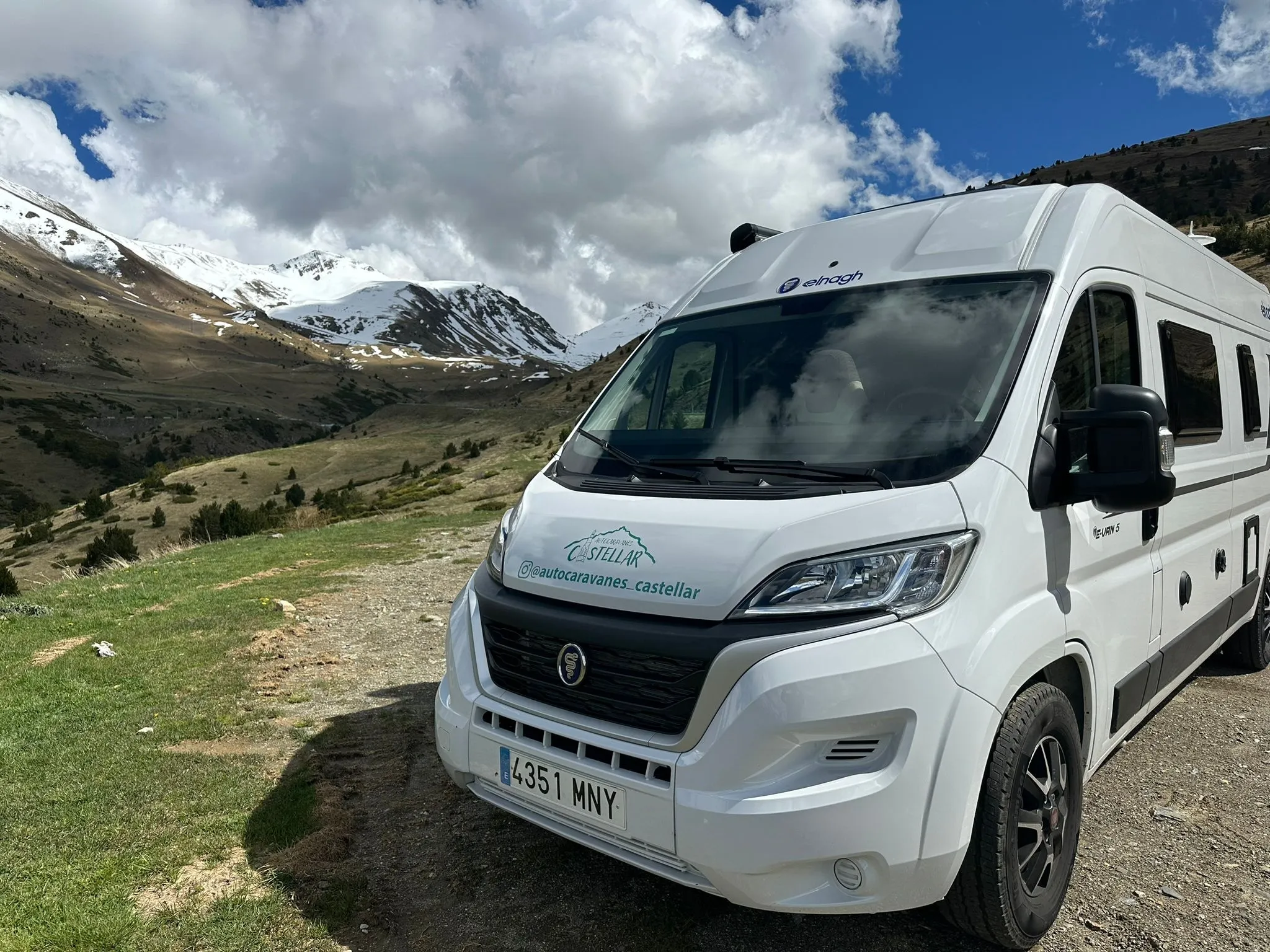Elnagh E-Van 5 en un prat d'alta muntanya amb cims nevats