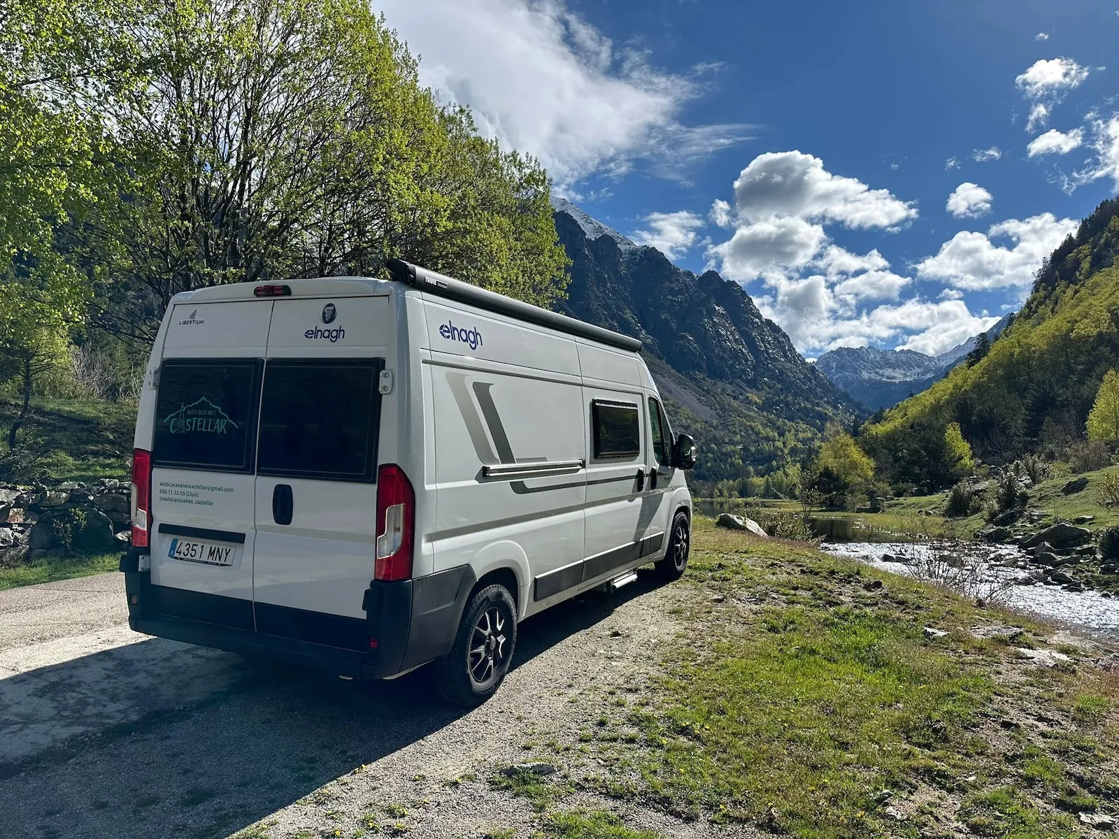 Part del darrere de l'Elnagh E-Van 5 en una pista de muntanya al costat d'un riu