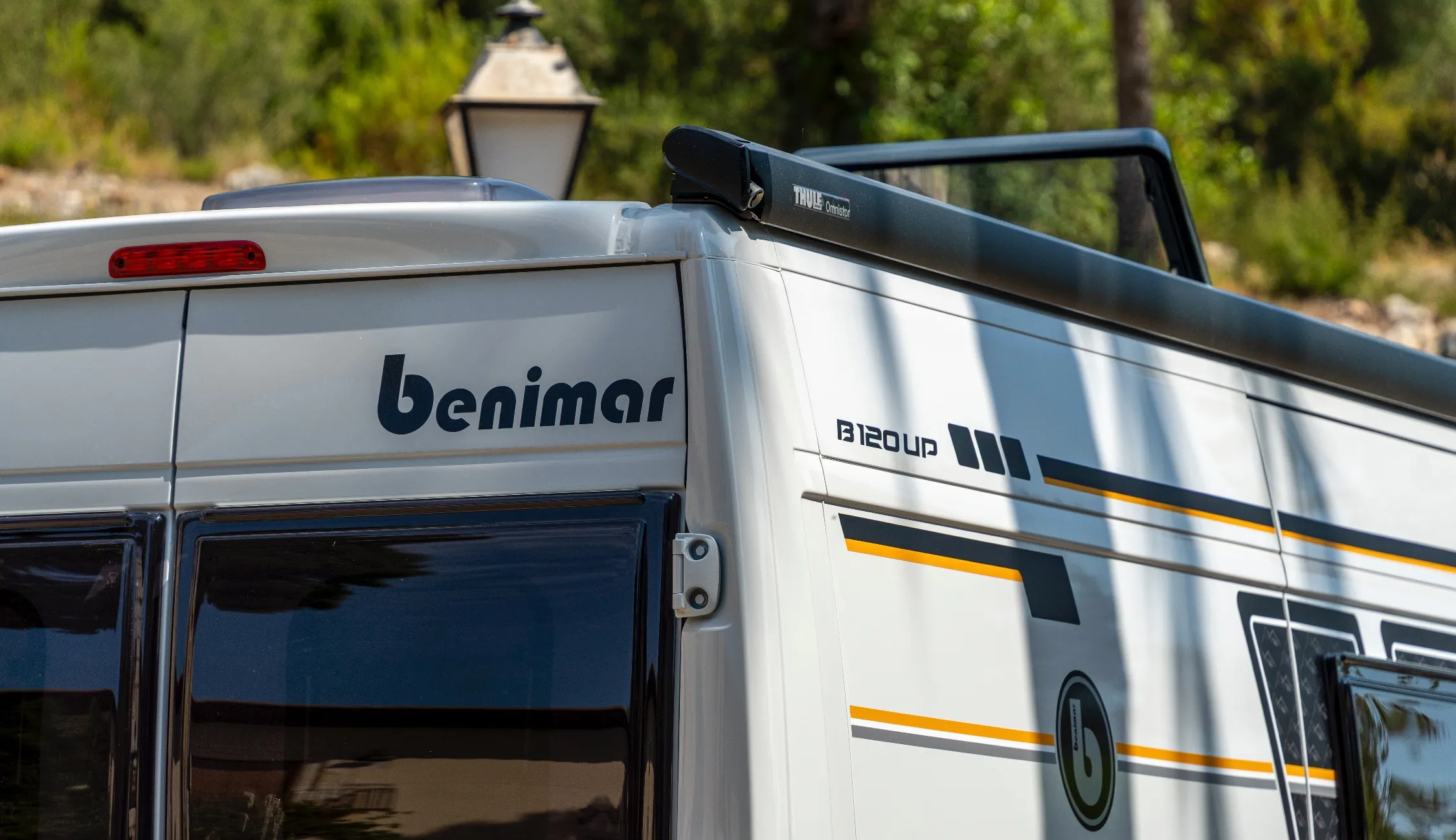 Detall del lateral i el sostre de la Benimar Benivan 120 UP amb el logotip de Benimar